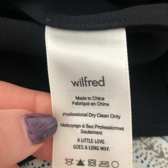 ✨ Black Sleeveless Blouse | Aritzia - Picture 6 of 7